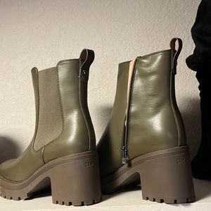 Sil women’s size 11 green boots!